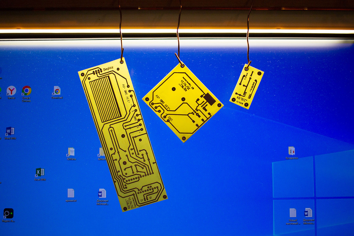 Сушатся после травления, слева направо - плата нового термостата, стабилизатор на 5 и 3.3в, электронный ключ для таймера. 