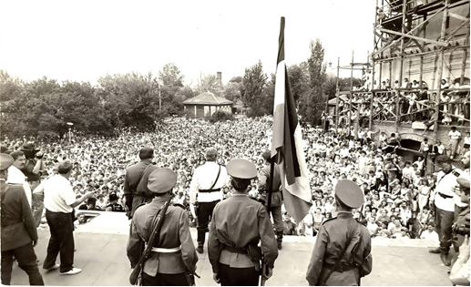 Казачий Круг в станице Старочеркасской. 5 августа 1990 года.