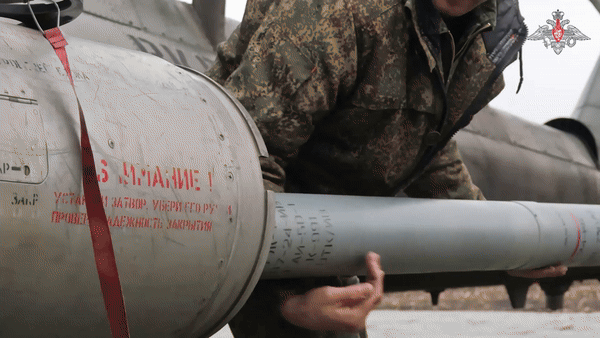    Экипаж Ми-28нм ударил авиационными ракетами по скоплению личного состава и опорному пункту ВСУ в приграничном районе Курской области. Видео: Минобороны России