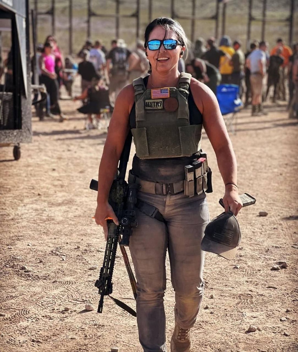 Новая главразведчица Тулси Габбард. Её называли "агентом Кремля". Но не стоит обольщаться, это не более чем политический ход. Образ напомнил мне и Лару Крофт и Сару Коннар. Обе являются киношным олицетворением борьбы за мир. А там ведь всё, как в кино...