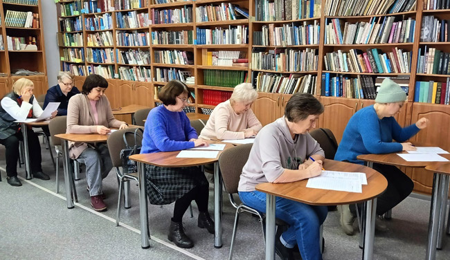 Участники акции в читальном зале Центральной библиотеки думают над ответами на вопросы этнографической тематики