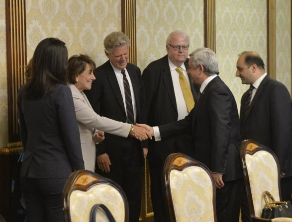 Мрази пожимают руку сержика, руки которого в крови азербайджанских детей, женщин, пожилых людей ...