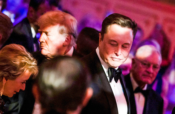    Избранный президент США Дональд Трамп рядом с Илоном Маском во время гала-концерта America First Policy Institute (AFPI) в Мар-А-Лаго.Carlos Barria/Reuters