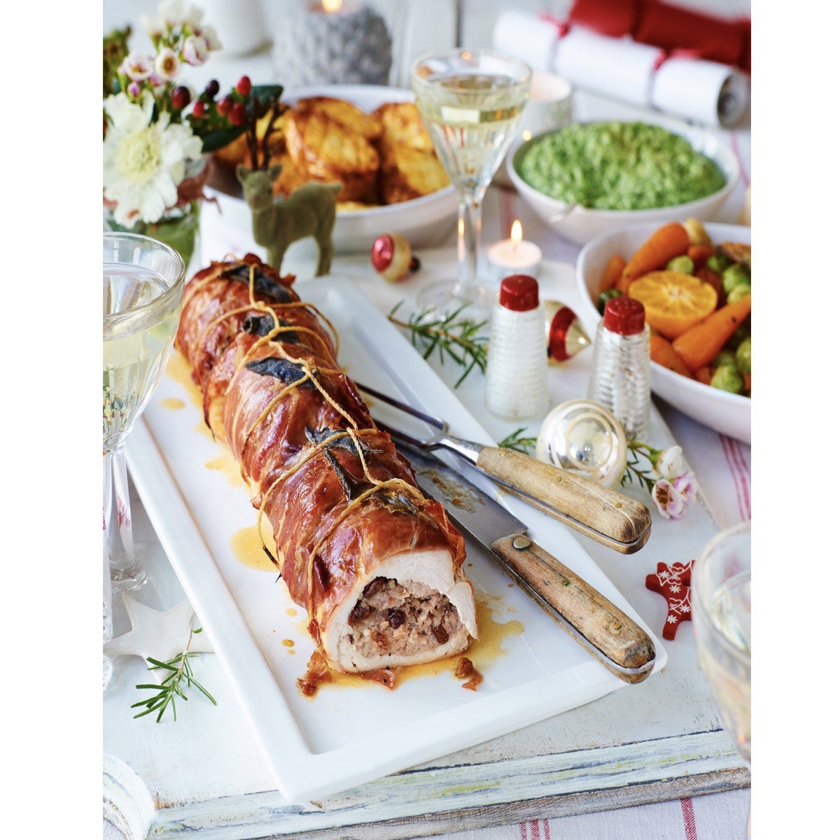 Рулет из индюшачьей грудки с сочной мясной начинкой, запеченный в слое из пармской ветчины 