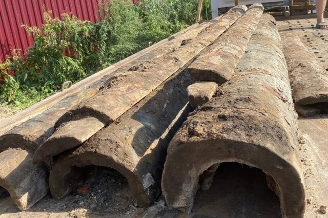    Деревянный водопровод, найденный археологами в 2022 году. Фото: Страница в соцсетях Управления по охране культурного наследия Калужской Области/ Евгений Чудаков