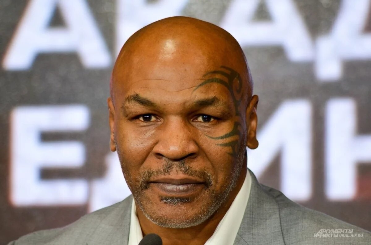   Майк Тайсон дал пощечину блогеру Полу на битве взглядов перед боем