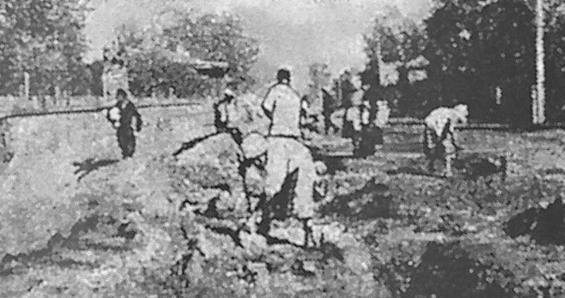 На фотографии из газеты "Красный Курган" за 1935 год - засыпка канав после укладки водопроводных труб.