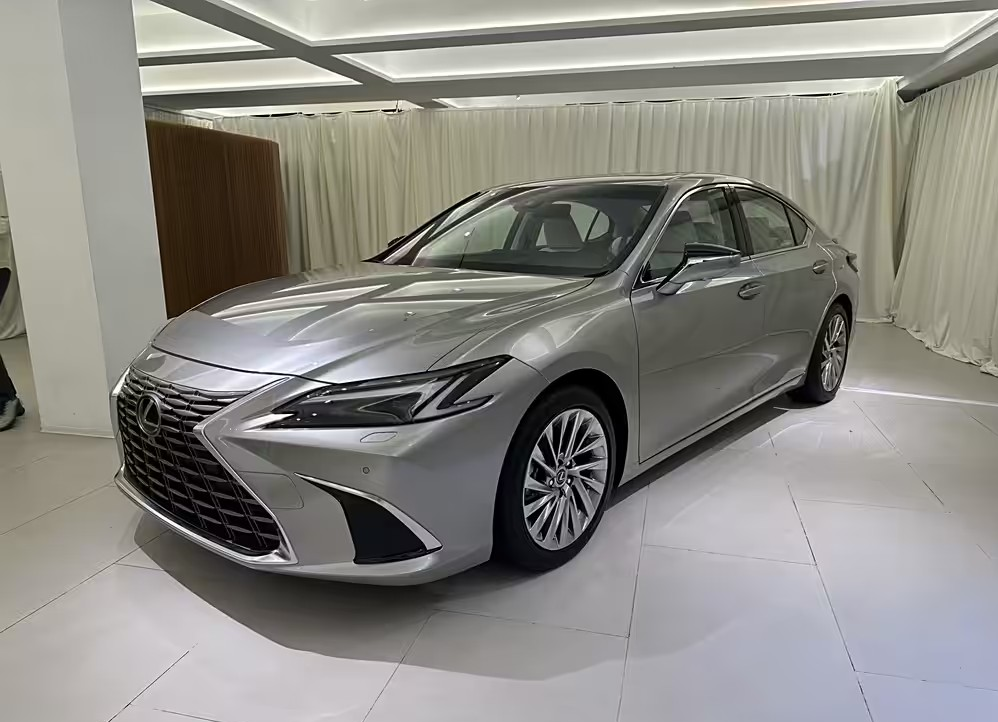 Обновленный Lexus ES 
