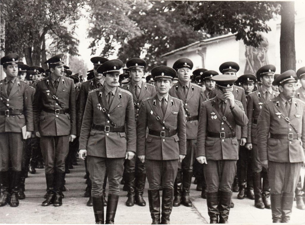 Товарищи офицеры...