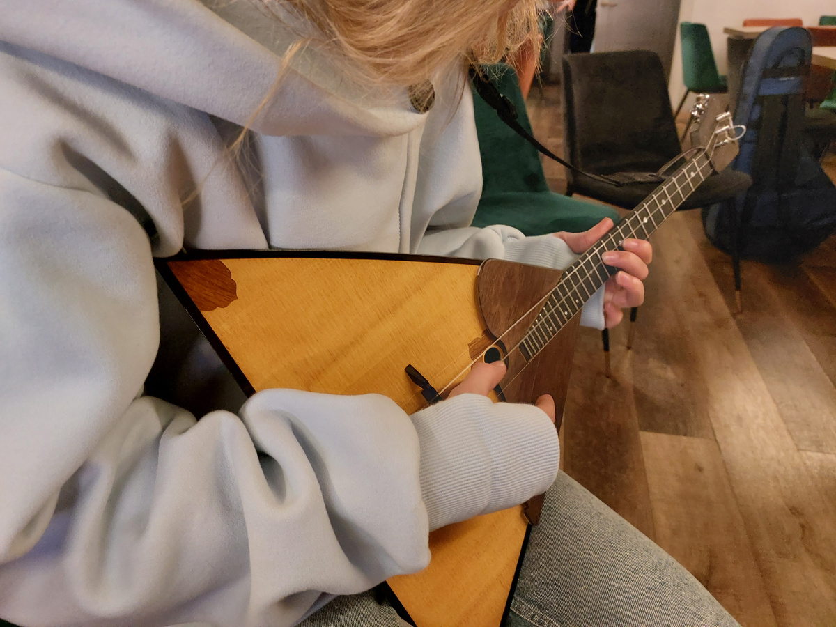 В толстоворотке и на балалайке