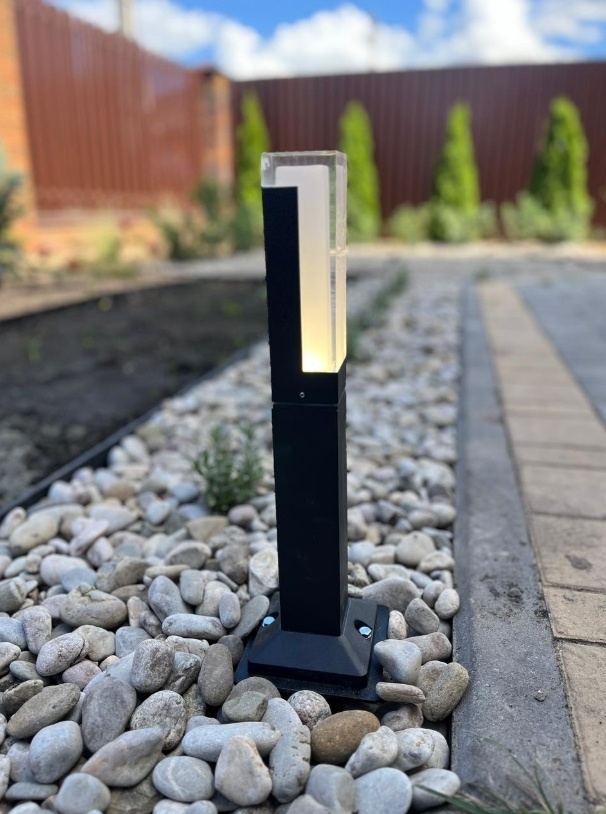 Светильник, установленный на ландшафтную опору.