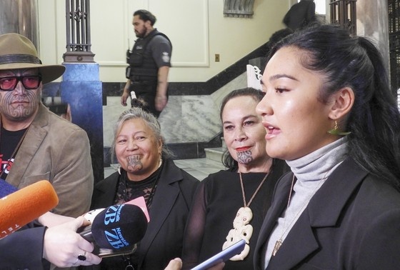    Хана-Равити Майпи-Кларк (справа) и ее коллеги из Te Haiti Mäori беседуют с журналистами после акции протеста в здании парламента в Веллингтоне, Новая Зеландия