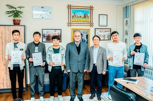 В центре - Юсуф Абдуллаев. Фото SIUT