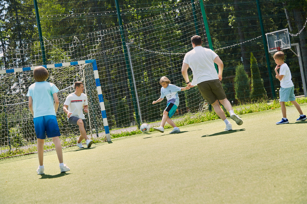 Футбол и другие командные игры учат детей вместе идти к победе, поддерживать и мотивировать друг друга