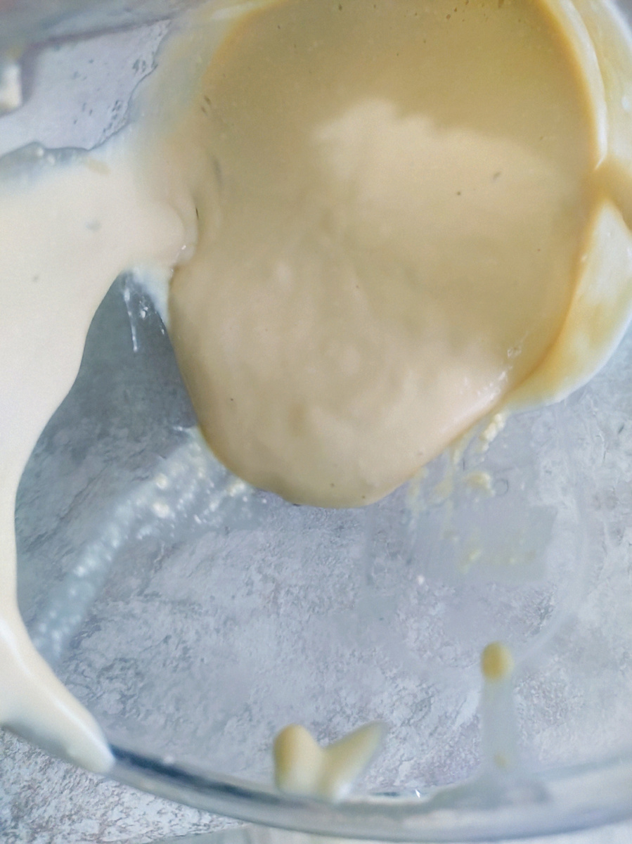 Вот так выглядит масса, если наклонить стакан блендера - она текучая, но не совсем  жидкая. Я цедру не добавляла.