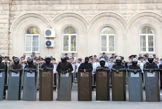    Абхазия. Сухум. Сотрудники милиции во время митинга
