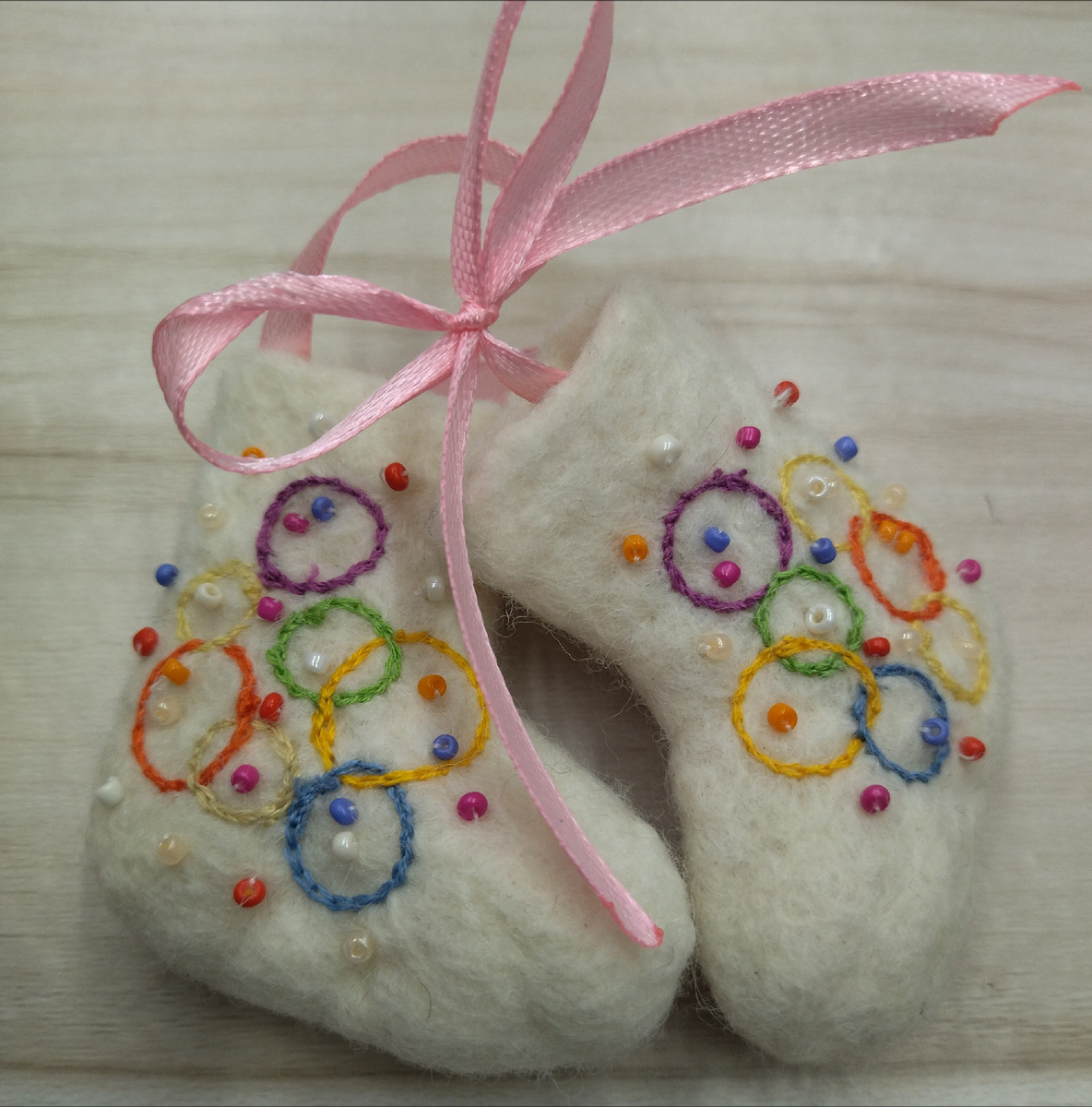 Оформить валенки можно  по-разному. 