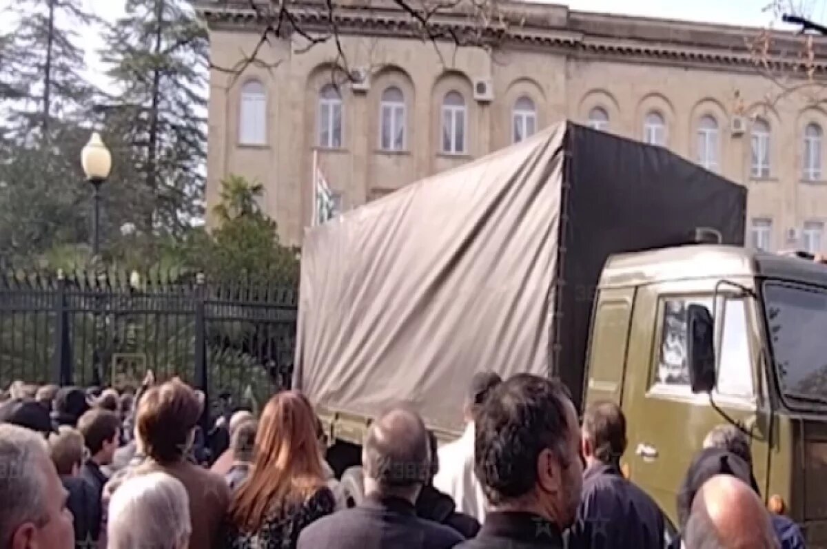    В Сухуми протестующие протаранили на грузовике забор возле парламента