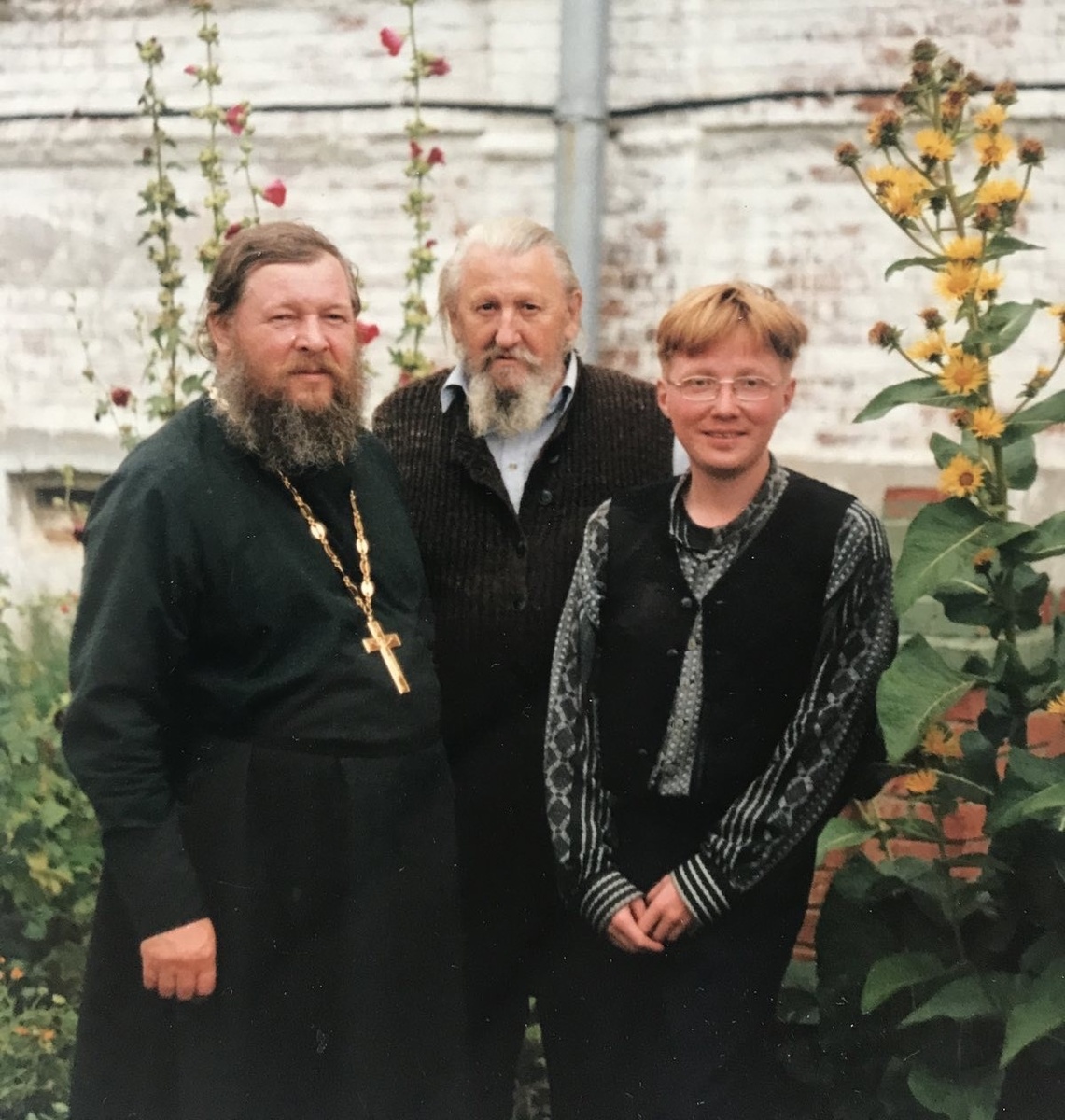 Отец Николай и трудники в Макарьевском монастыре.