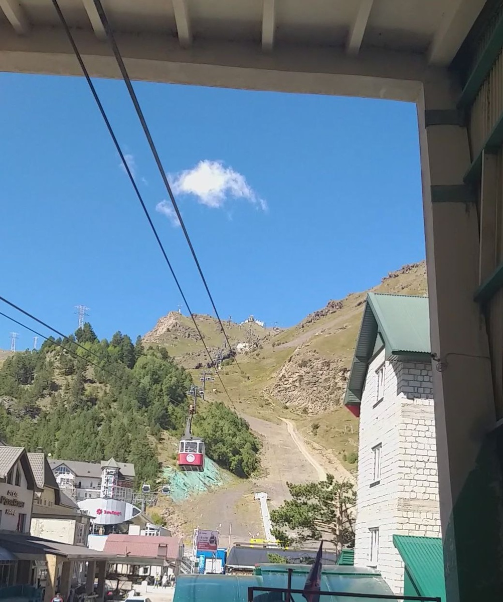 Красный - советский "вагончик". Вмещает 20 человек , а желающих подняться сотни. Вот и стоят люди по много часов в очередях.