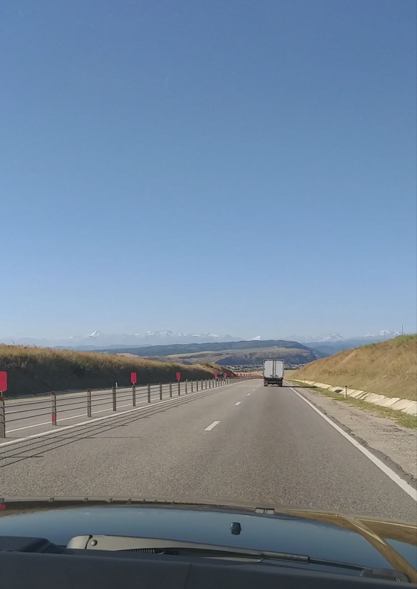 Дорога в сторону Эльбруса — шикарный вид на Кавказский хребет. (Фото прошлого года)