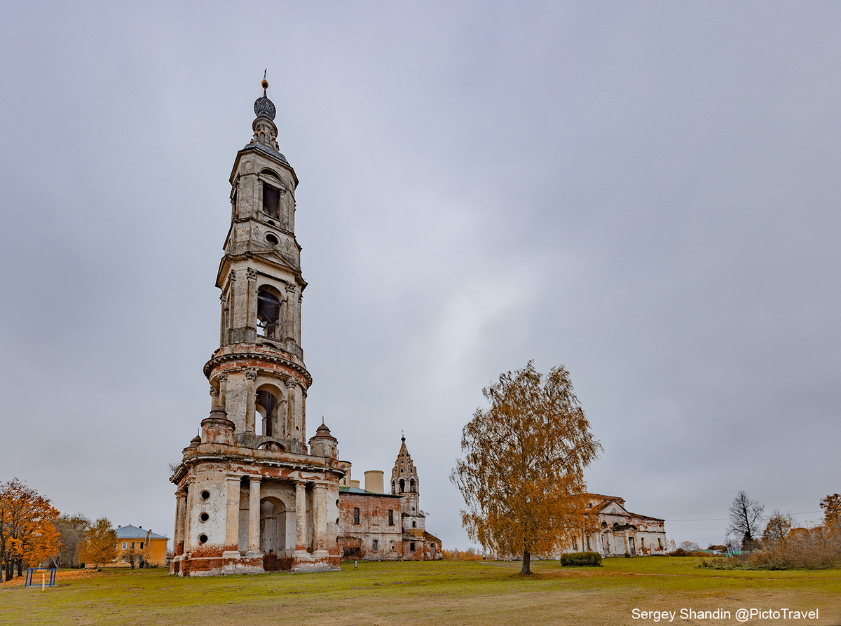 Пятиярусная колокольня выглядит весьма внушительно