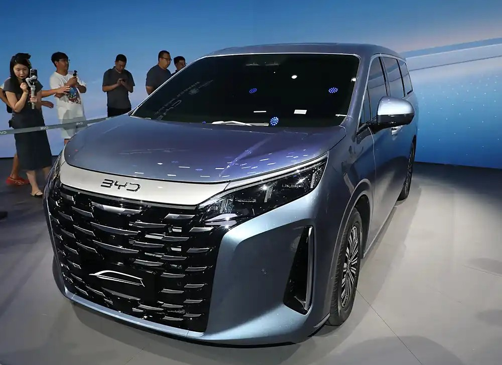 Выразительное оформление передней части BYD Xia 