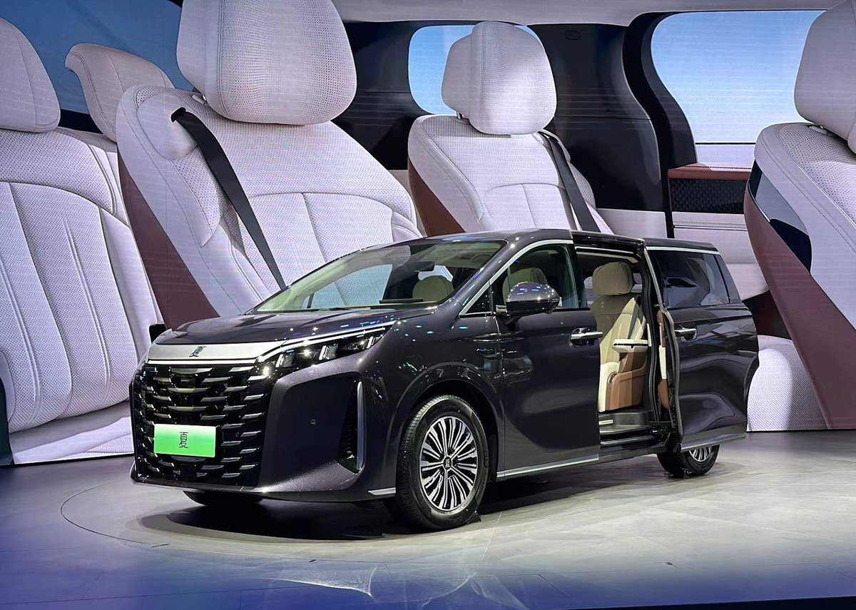 Презентация нового минивэна с гибридной силовой установкой BYD Xia 