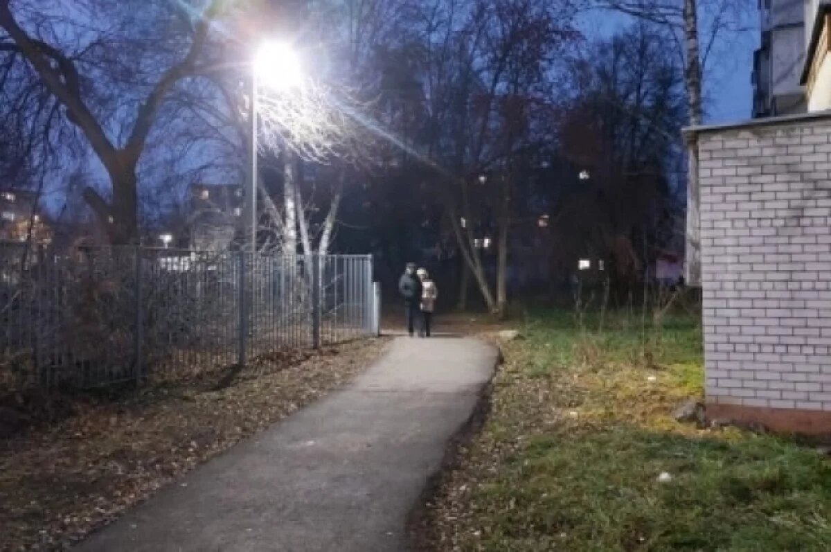    У школы №61 в Ульяновске проложили тротуар и сделали освещение