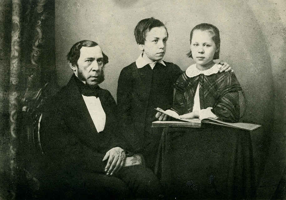 Дмитрий Васильевич Поленов с детьми Василием и Верой. Фотография. Середина 1850-х. Государственная Третьяковская галерея