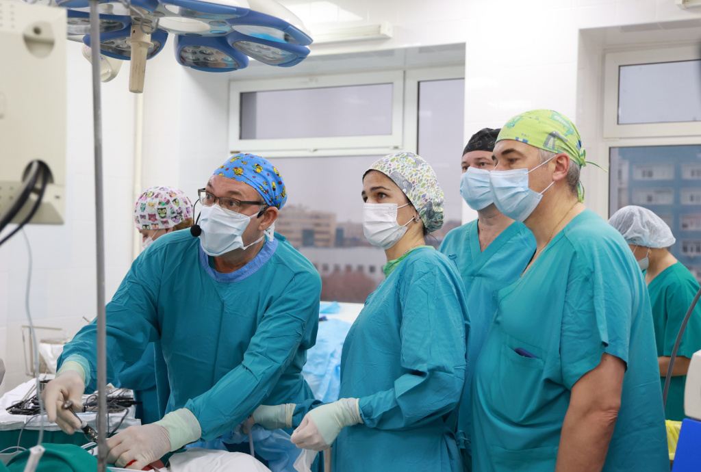 Сегодня за операционным столом – медицинская бригада во главе с профессором Юрием Юрьевичем Соколовым