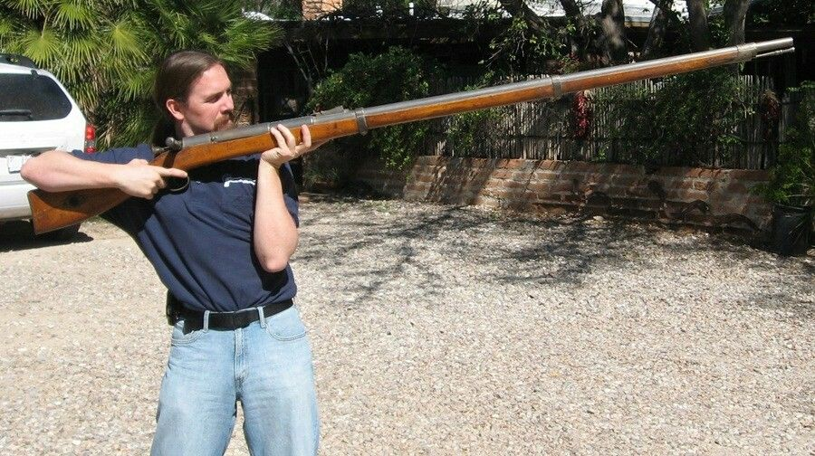 Крупнокалиберное длинноствольное фитильное ружье Гингальс (XVIII-XIX век). Использовалось в полевых боях и обороне крепостей. Стреляло пулями и картечью (pinterest.com)