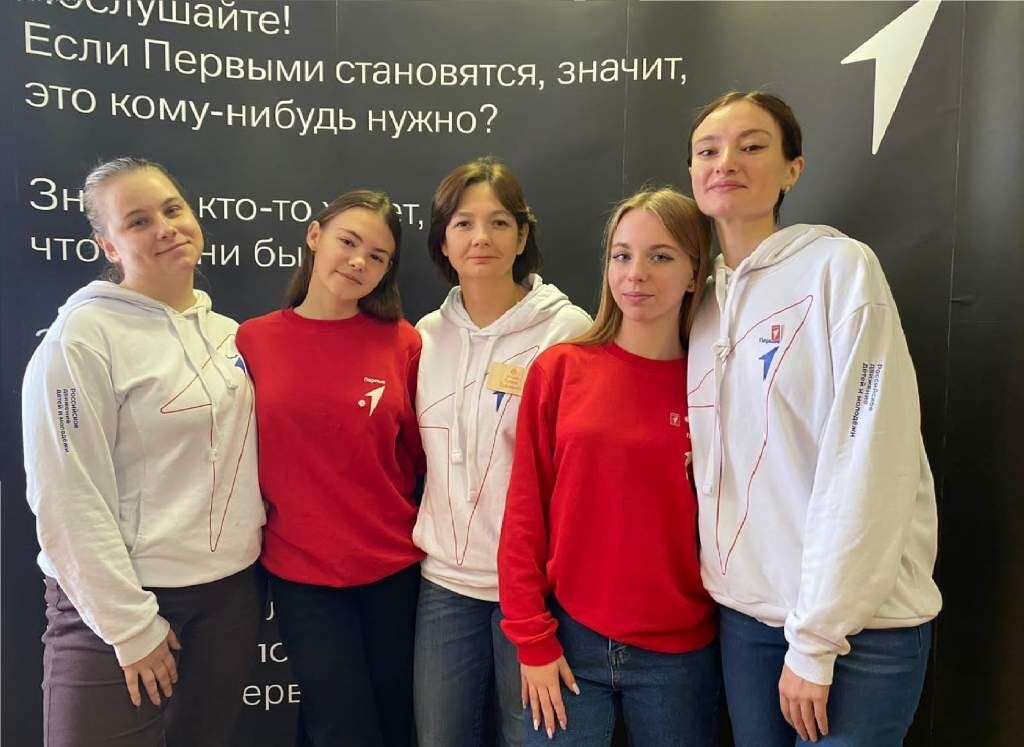 Участники проекта «В гостях у ученого» с региональным представителем Всероссийского движения «Друзья заповедных островов», модератором Всероссийского проекта «Эконаставники» Еленой Еременко.
📷
