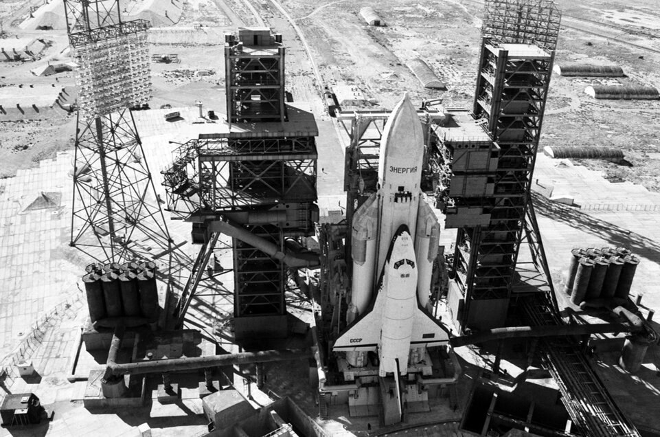 © Пушкарев Альберт/ТАСС Универсальная ракетно-космическая транспортная система "Энергия" с орбитальным кораблем многоразового использования "Буран" на стартовом комплексе космодрома Байконур, 1988 год