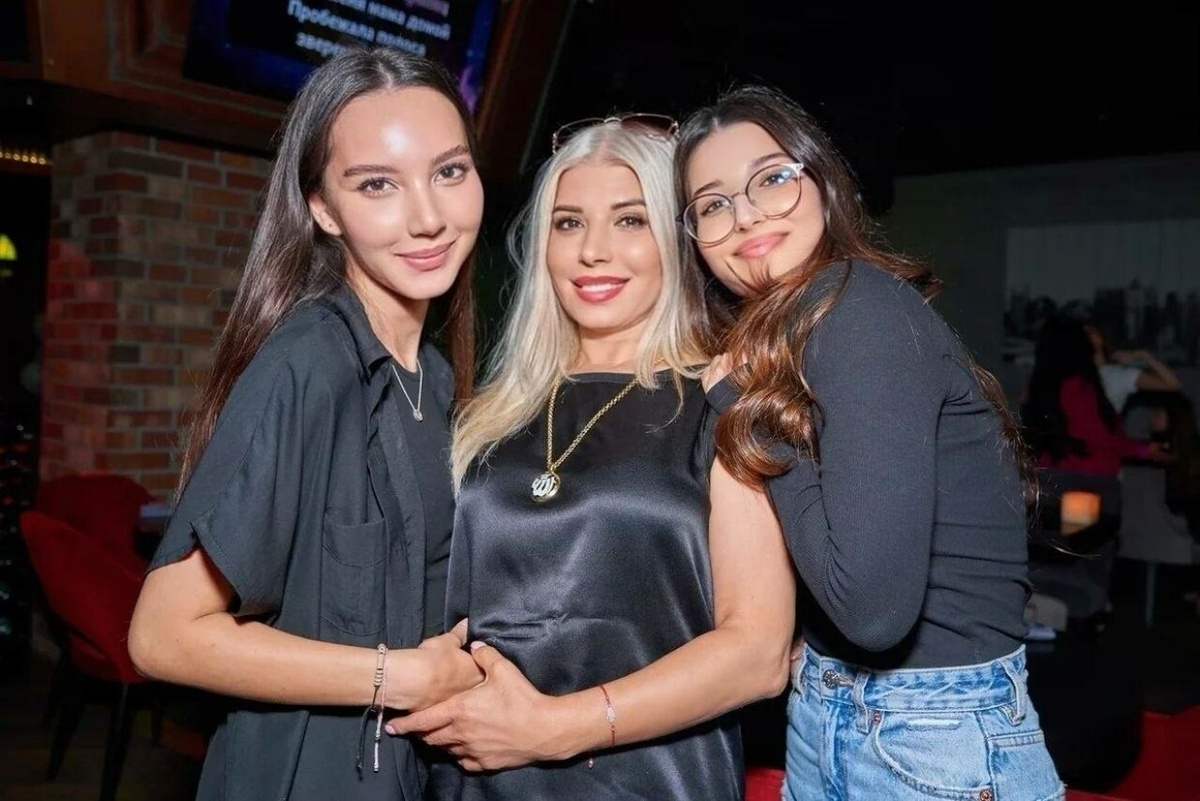 Разита Мусаева с дочерьми