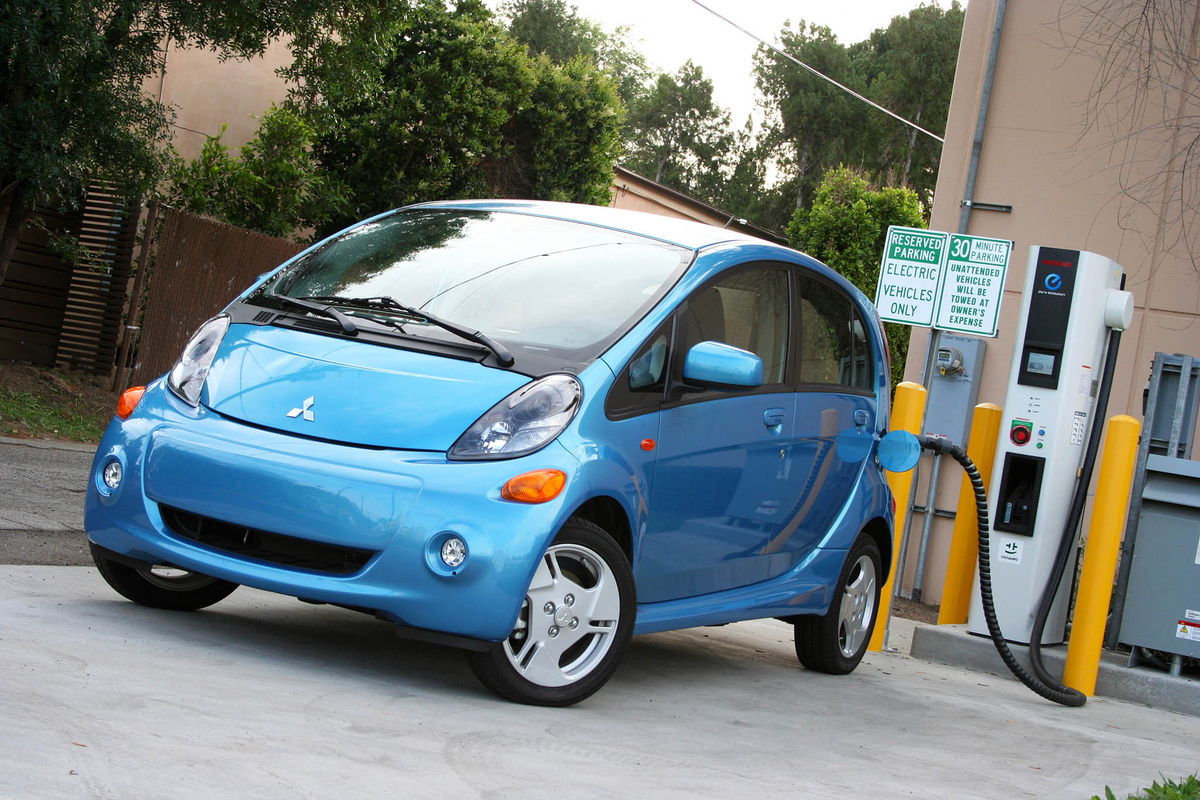 Источник https://portfolife.hu/wp-content/uploads/2017/08/autoweb-2015-may-review-2016-mitsubishi-imiev-0003.jpg