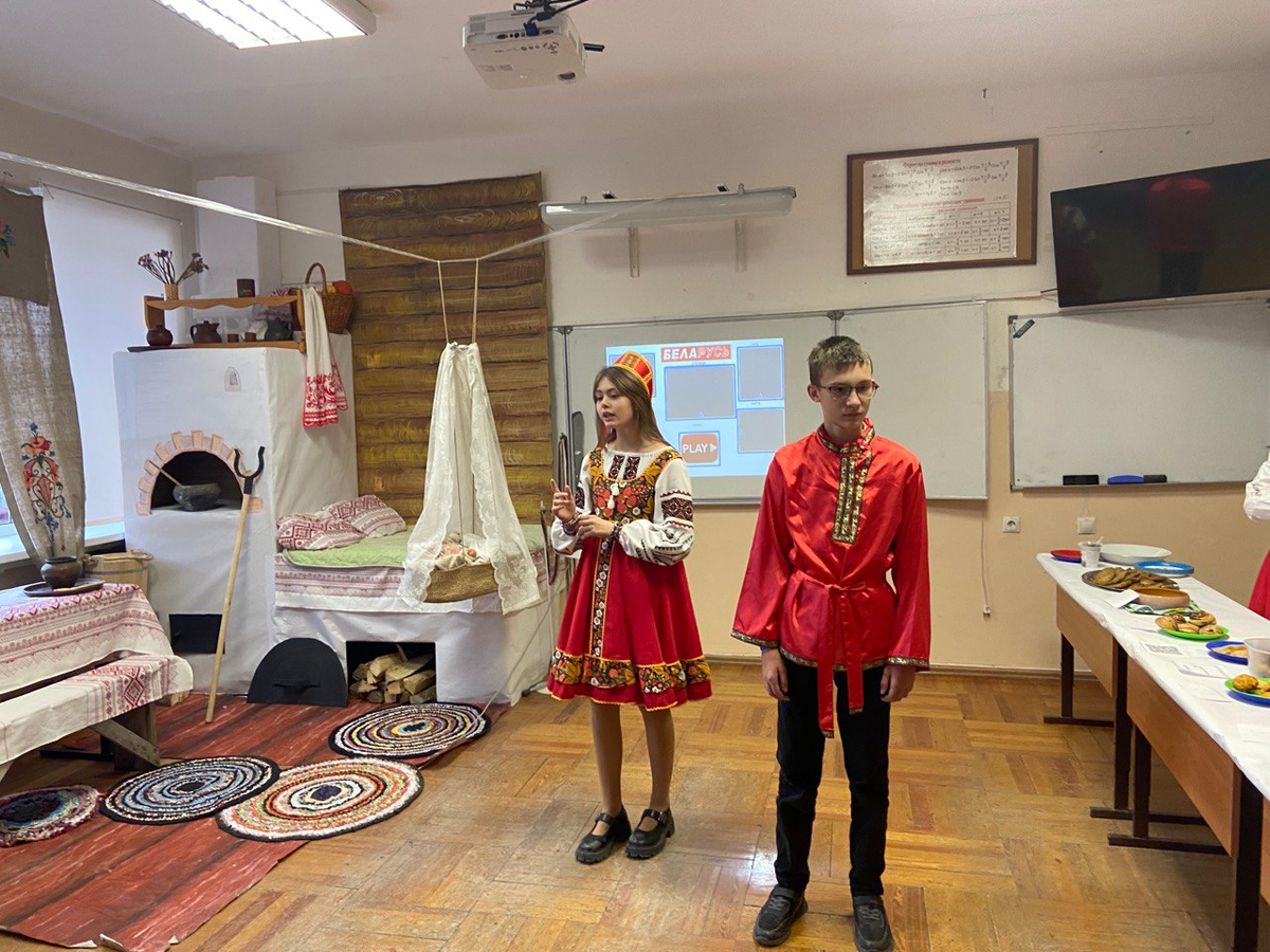 Сегодня у нашего сына Гриши в школе был "вкусный праздник" - это христианская школа, и мы собирали средства для помощи участникам СВО. Каждый класс знакомил нас с одним из регионов России - и с его едой. И даже... Белоруссия, с которой мы и начали наше вкусное путешествие!