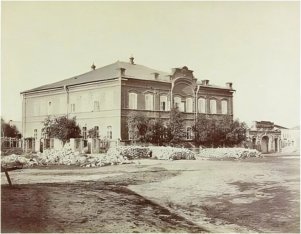 Петровские приходские училища (мужское и женское) с начала 1875-76 учебного года помещаются в специально выстроенном для этого каменном двухэтажном доме. В первом этаже помещается мужское училище, а во втором – женское. Фото из интернета.