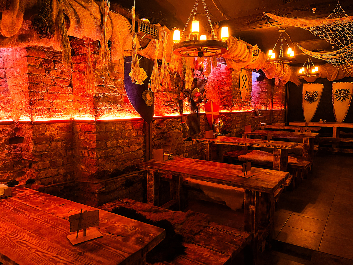 Скамейки у стены  →