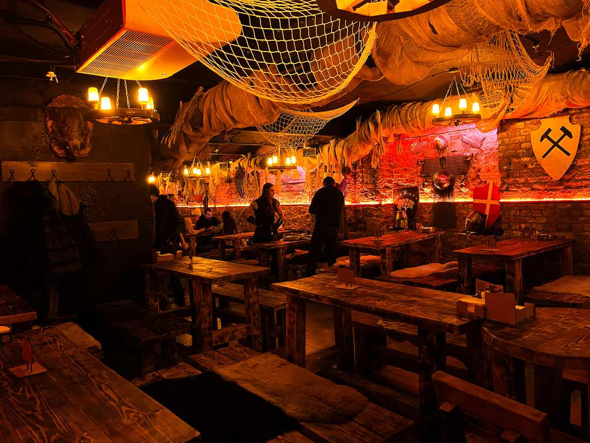 Вид на зал  →