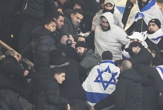    Болельщики команд во время драки на матче