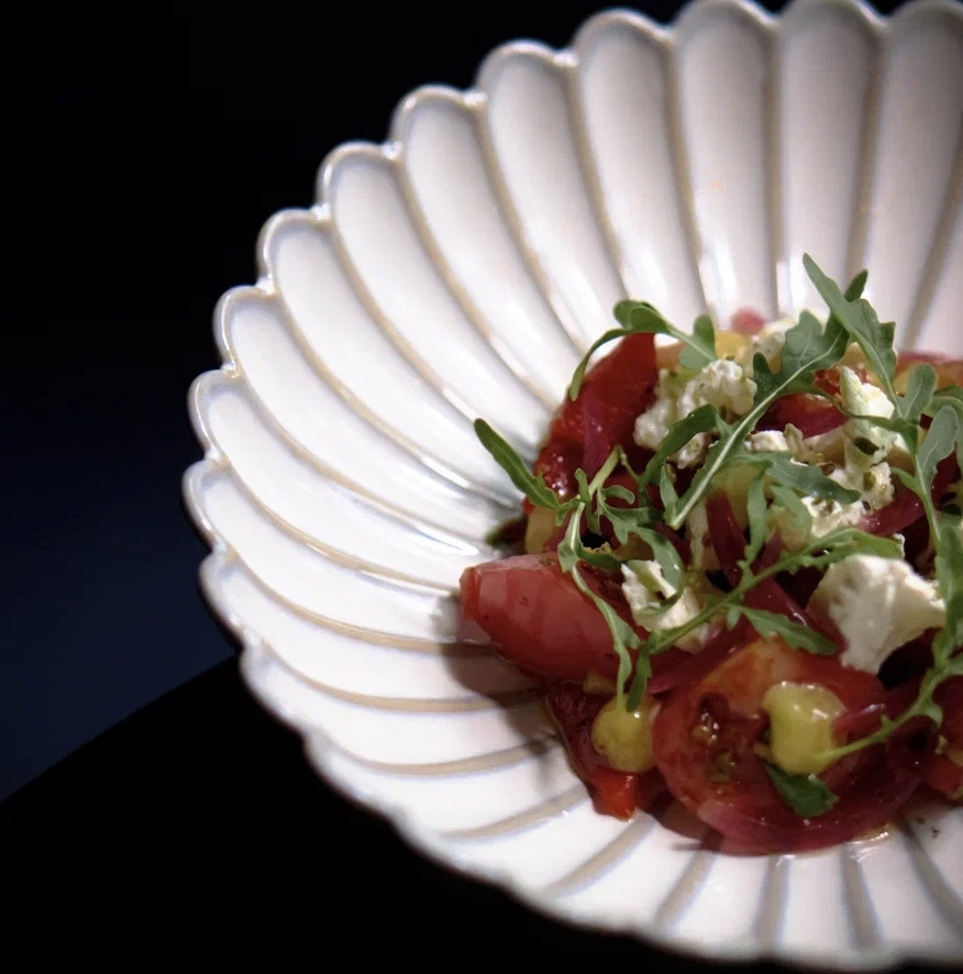 Томаты с фета и печёным перцем