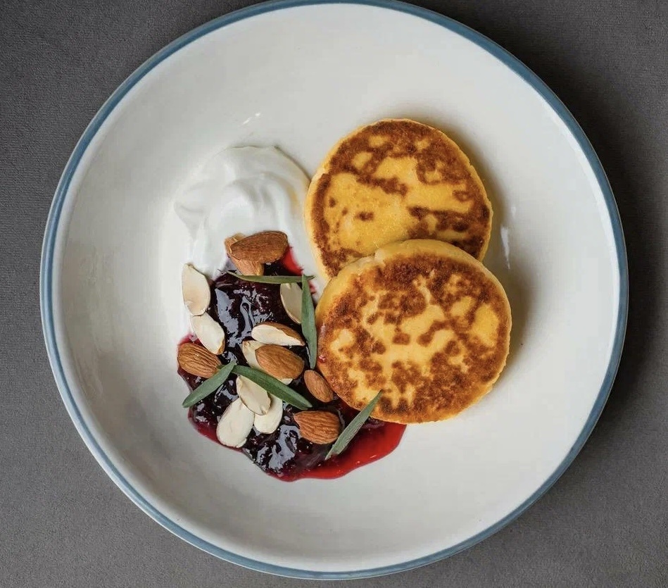 Сырники из творога на рисовой муке с вареньем из сливы, чили и эстрагона, сметаной и миндалем.