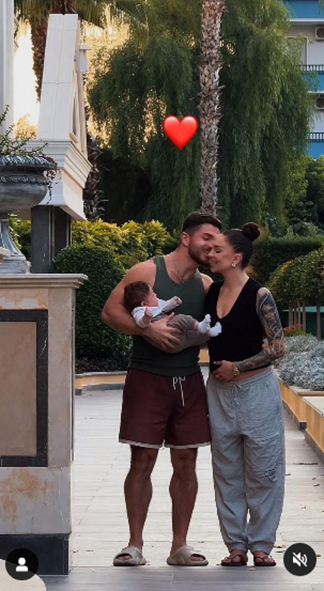 Рома Капаклы с Татьяной Мусульбес и дочкой Мией. Фото: соцсети