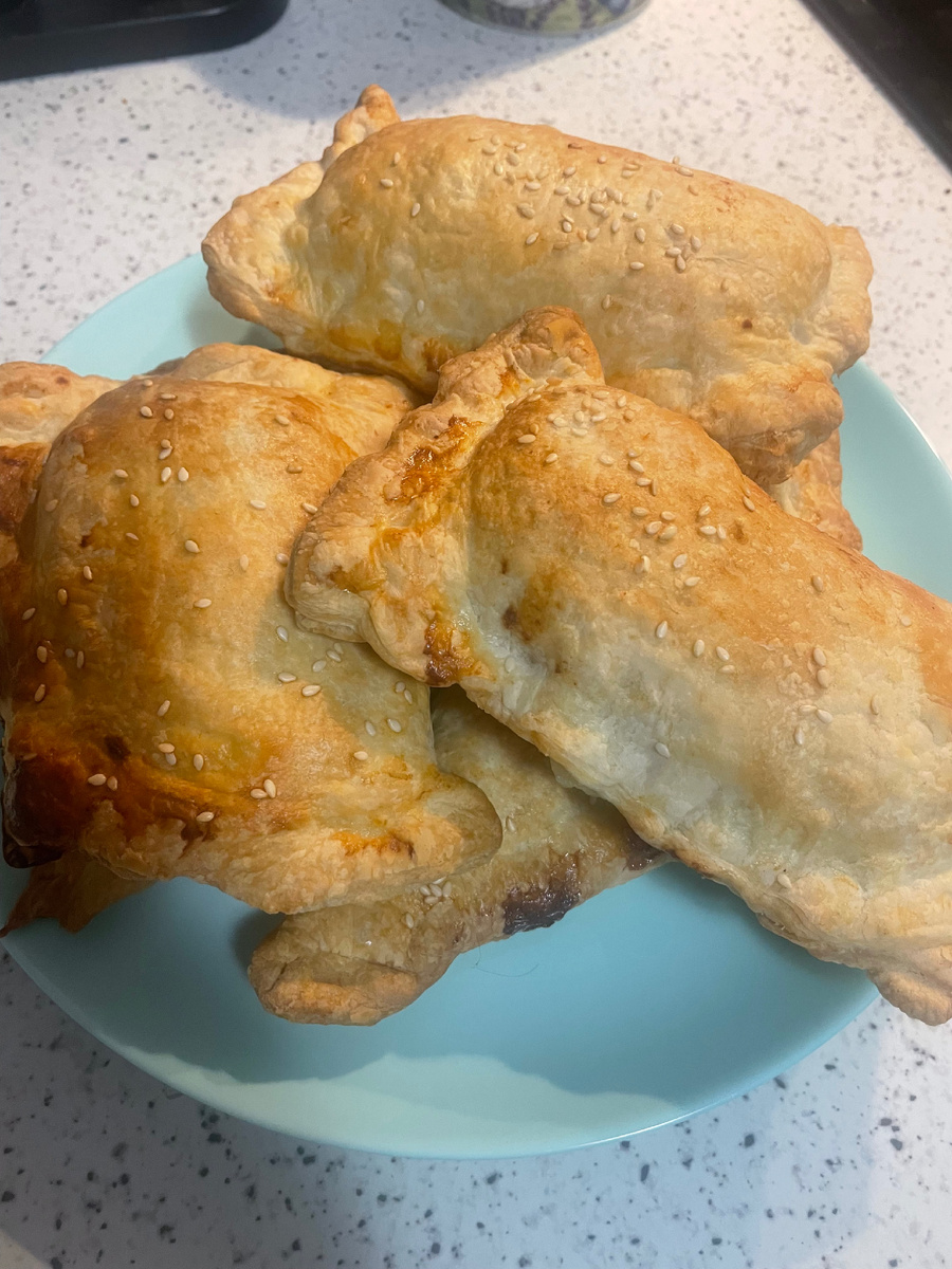 Пирожки с тунцом, яйцом и зеленым луком