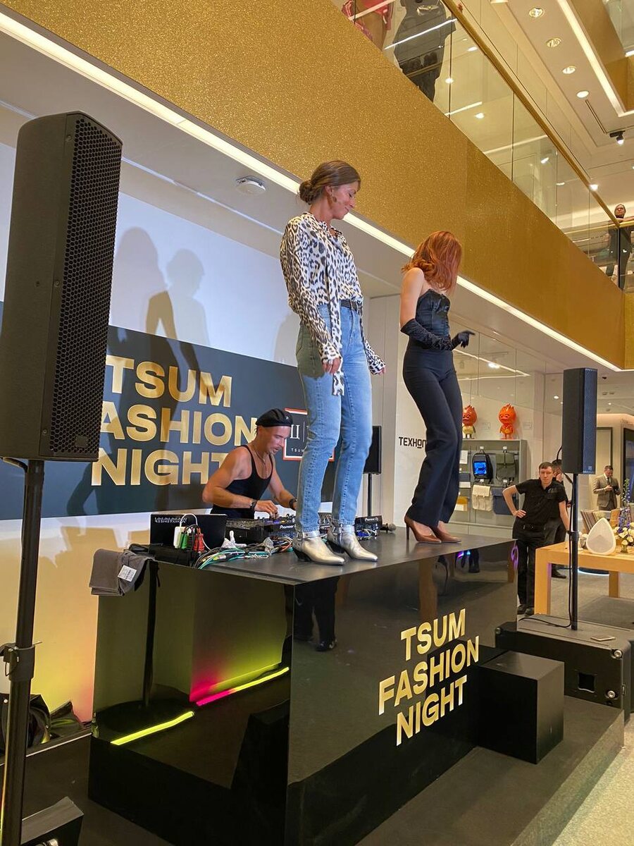 Танцы на столе. фото @svetskiekroshki