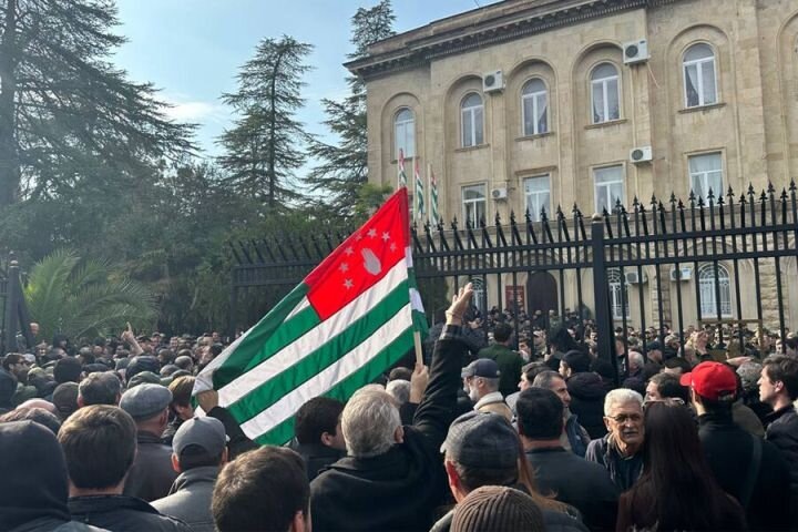 Протестующие у здания парламента Абхазии, 15 ноября 2024 года. Источник: t.me/chp_abh.