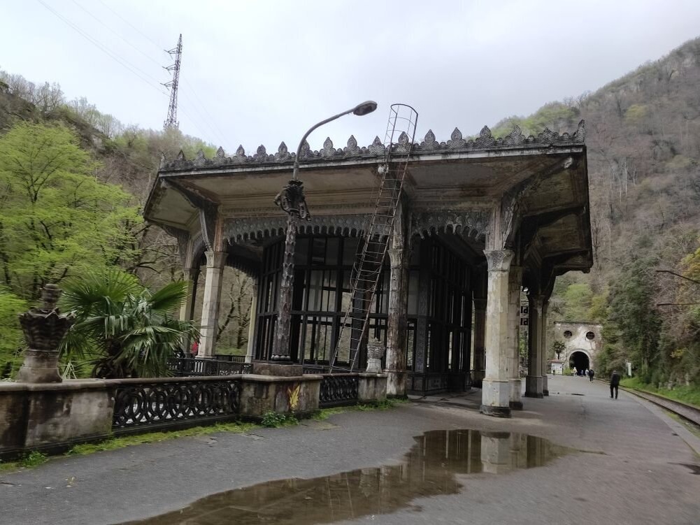 Платформа Псы́рцха, Новый Афон, Абхазия. Фото Кирилла Сомова.