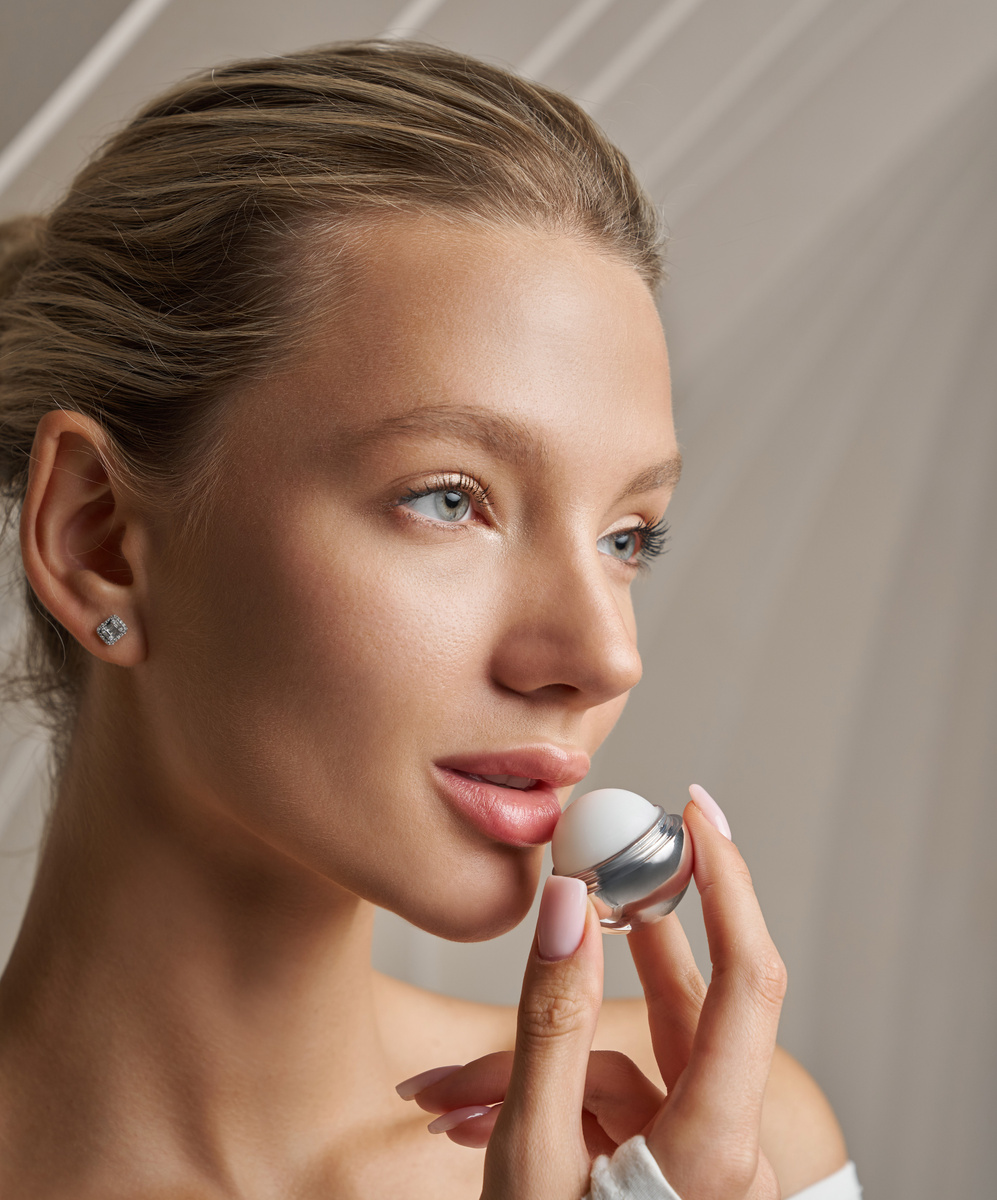 Идеально подойдет увлажняющий, восстанавливающий бальзам для губ COSMOPRO с нежным ароматом ванили и фактором защиты SPF15 создан для деликатного ежедневного ухода. Бальзам не имеет оттенка, однако усиливает проявление вашего собственного пигмента.