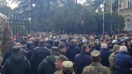    Протестующие в Абхазии окружили здание парламента Татьяна Сидорова